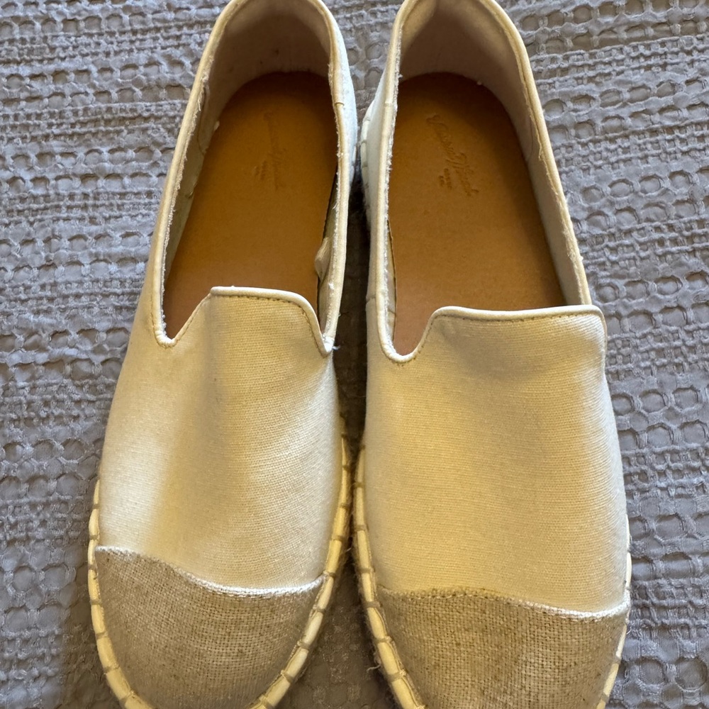 Tommy Bahama Cream and Tan Flats